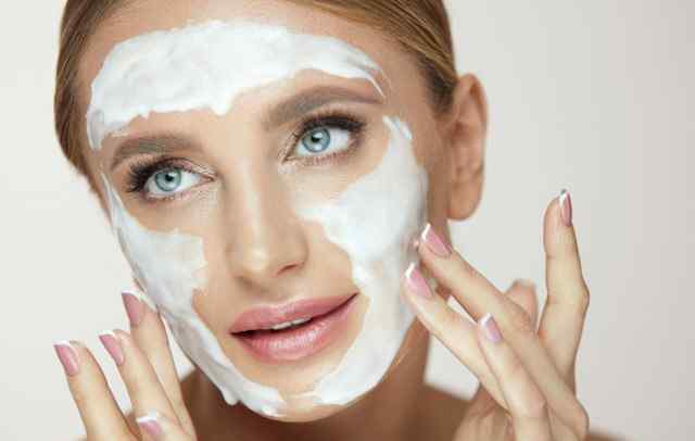长期用卸妆水的危害 直接用洗面奶卸妆的危害 教你护肤的正确方法