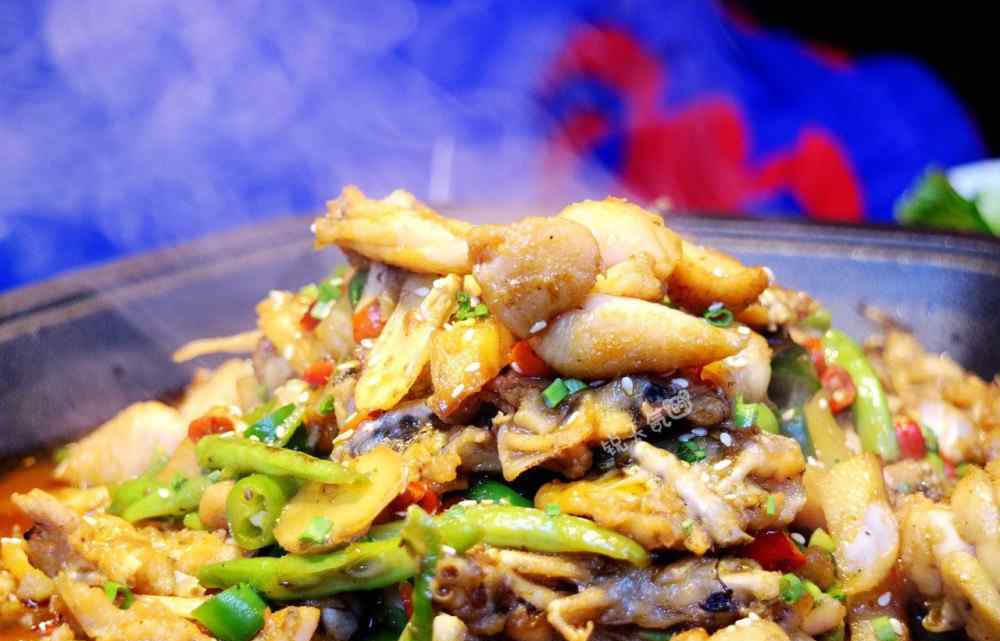 麻辣牛蛙 人气爆棚的炭烧牛蛙有12种口味，一次解锁两锅，吃到扶墙出