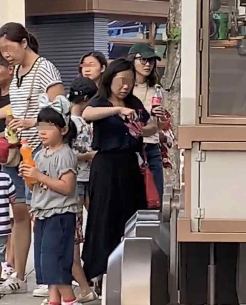 黎姿孩子 黎姿带仨女儿到乐园玩，她蹲下为孩子拍照，大女儿拥有修长美腿