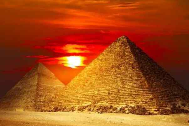 埃及金字塔的恐怖秘密 为什么埃及金字塔不能爬？有个不怕死的外国人登顶后，发现了秘密