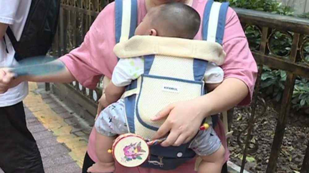 婴儿晒太阳 吓人！2月龄宝宝晒太阳，全身溃烂