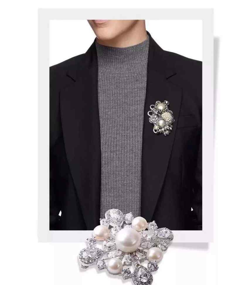 珍珠胸针 珍珠胸花：秋冬服装搭配的点睛之笔