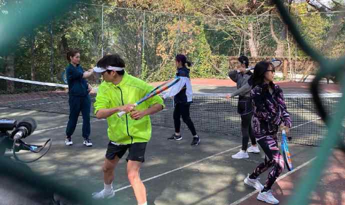 李娜综艺首秀 李娜姜山综艺首秀，仍是球迷们最熟悉的欢乐互怼模式