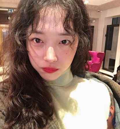 金泰贤 雪莉离世后泰妍首现身，掩面回韩曾自曝患过抑郁症
