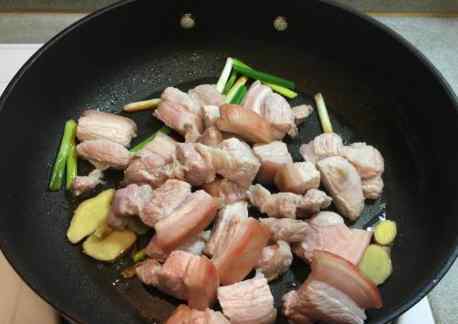猪肉炖粉条的做法 猪肉炖粉条时，别直接下锅炖，用上1个小窍门，粉条入味猪肉鲜香