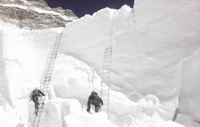 珠穆朗玛峰一处冰瀑坍塌 事件详细经过！
