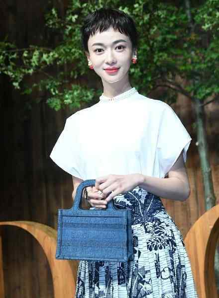 奥黛丽赫本短发 吴谨言短发造型太失败，“狗啃”刘海模仿赫本，头大了不只一个度