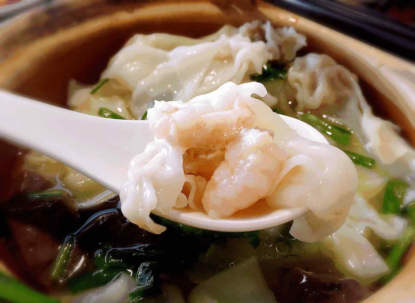 虾仁馄饨 两块钱一个的虾仁馄饨，一碗十个，老板卖了十几年，食客：真便宜