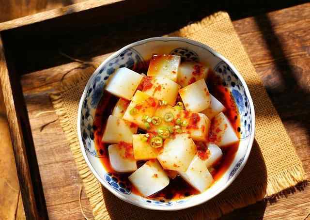 四川凉粉 四川名小吃老凉粉，淀粉加水搅一搅，晾一晾，倒上酱料香辣又开胃