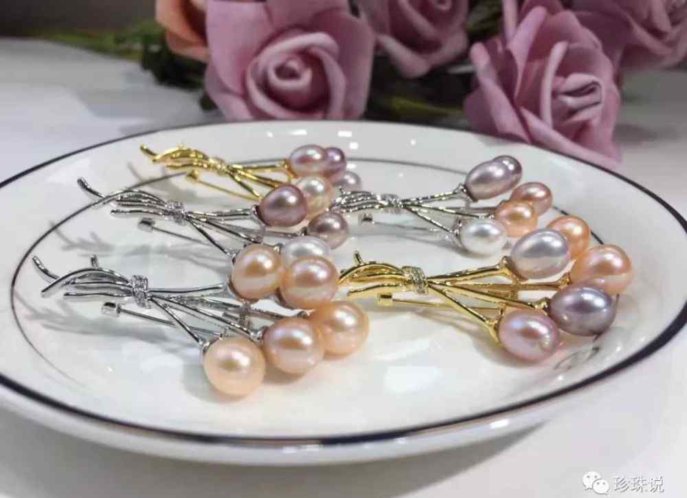 珍珠胸针 珍珠胸花：秋冬服装搭配的点睛之笔