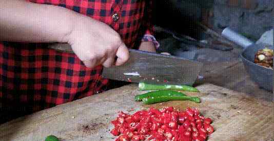 挖芋头 桂东的秋天，有一种记忆叫做“挖芋头”，承载了多少人的回忆