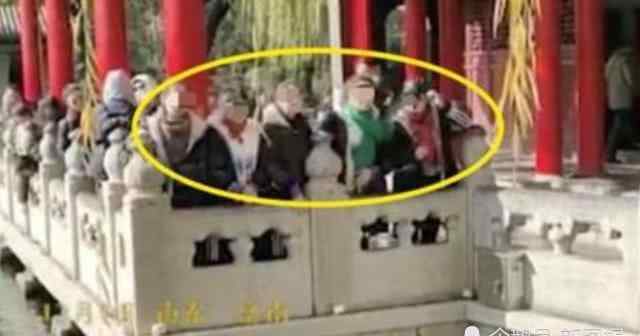 济南在水一方 5位西安大妈游济南，向趵突泉吐水摆拍，引网友热议