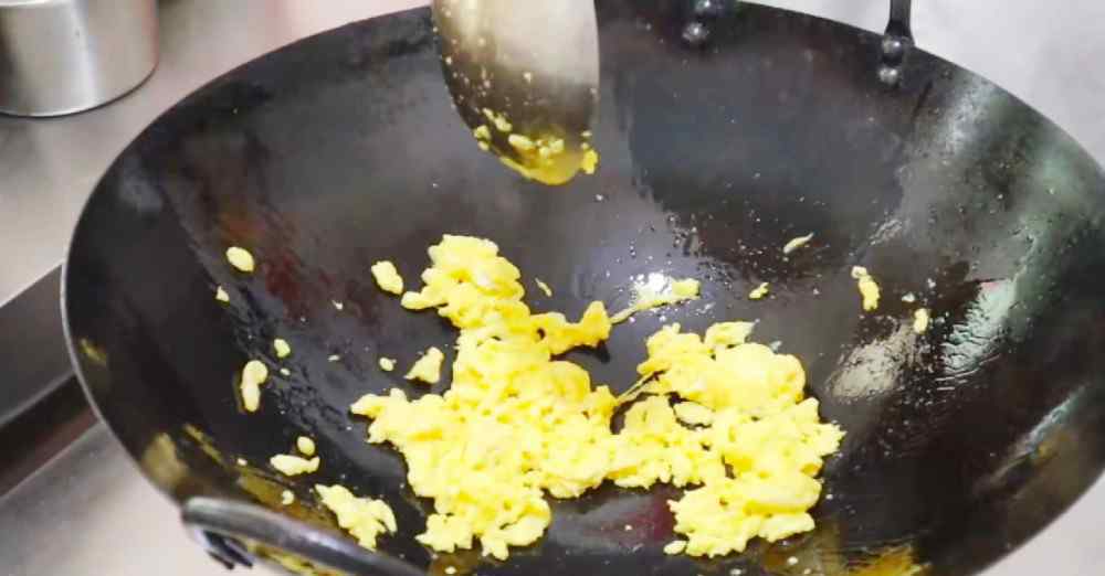 蛋炒饭先放蛋还是先放饭 蛋炒饭先炒蛋还是饭？厨师长摇摇头：顺序不重要，但记得要加点它
