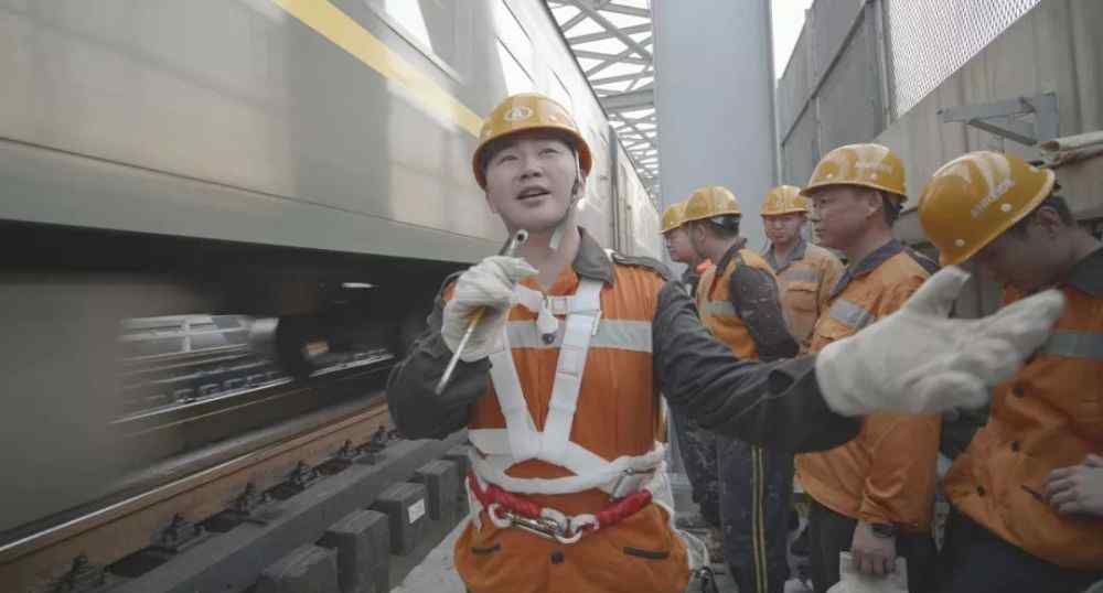 他来了他来了是什么歌 他来了他来了，他伴着歌声来了