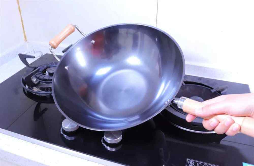 新铁锅使用前的妙招 新买的铁锅先别急着用，教你一招开锅技巧，不粘锅不生锈，真方便