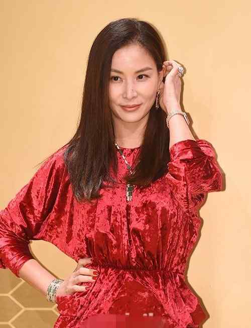 张东健和高小英 张东健妻子高小英久违现身露美背，47岁身材火辣不像两个孩子妈妈