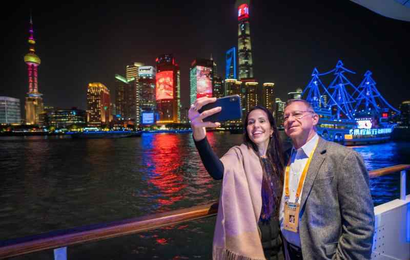 黄浦江夜景 看黄浦江夜景像在看电影，国内外顶尖科学家夜游黄浦江