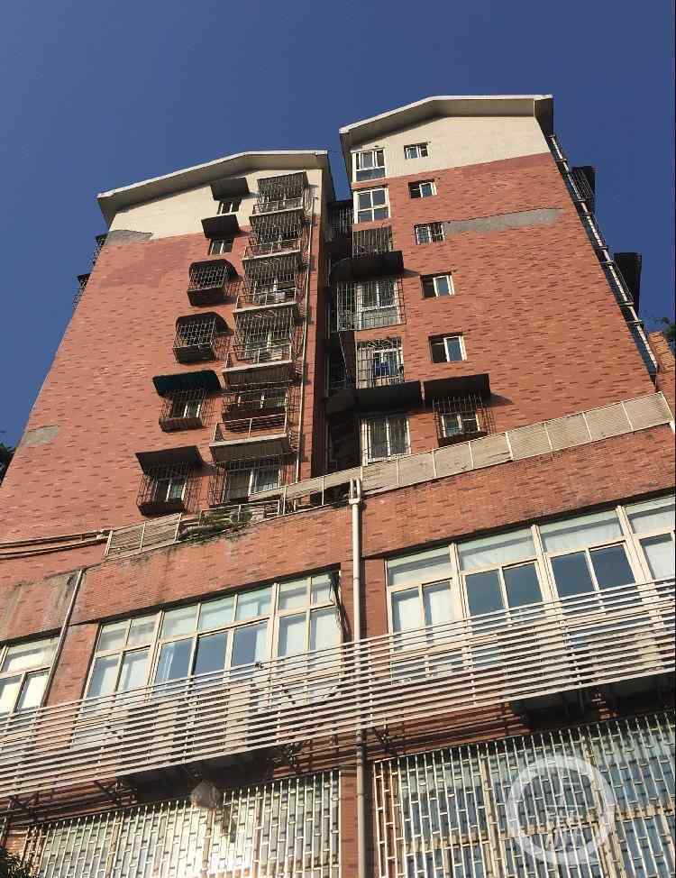 松动的石头 松动脱落的外墙瓷砖 成了社区居民心中的一块石头