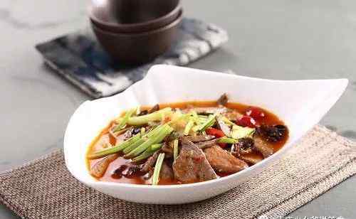 泡椒猪肝的做法 重庆家常菜之“泡椒猪肝”我能刨三碗饭，好吃惨