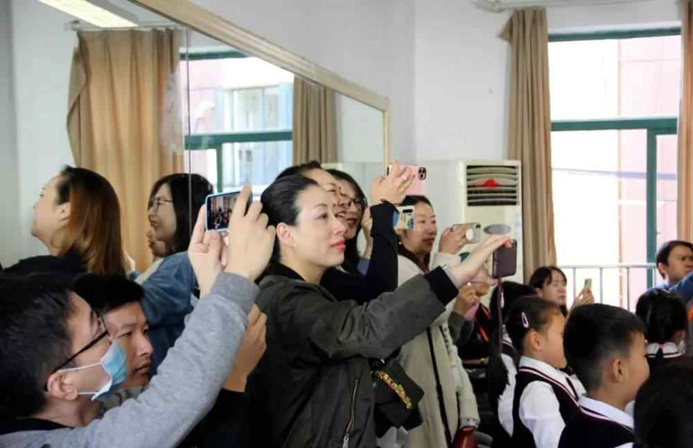 李昕瑜 武宁路小学开放日：分享爸爸妈妈的话