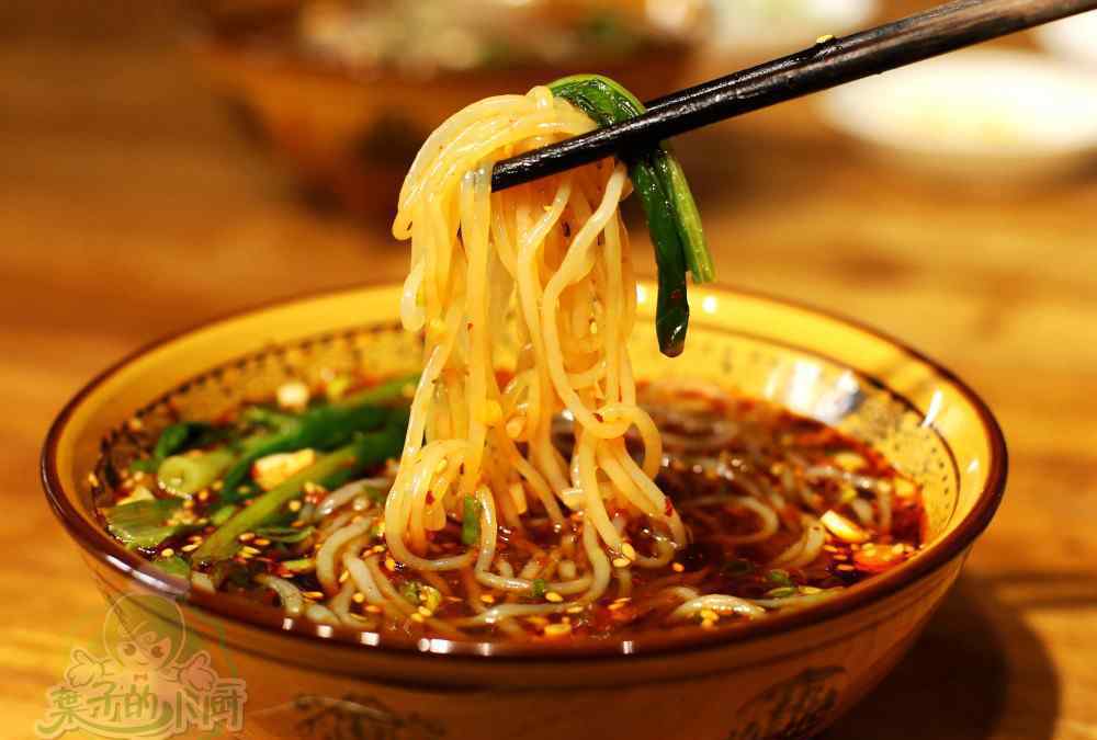 酸辣粉的热量 几乎“0卡”的食物，如此做，比酸辣粉还好吃！躺着吃也不胖！