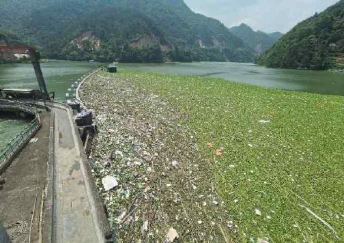 垃圾带紧挨饮用水取水口！广西一湿地公园4年违规建设8个项目