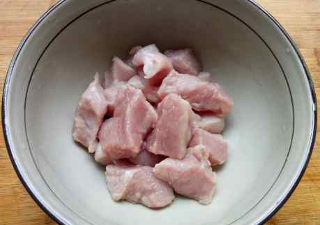 猪肉炖粉条的做法 猪肉炖粉条时，别直接下锅炖，用上1个小窍门，粉条入味猪肉鲜香