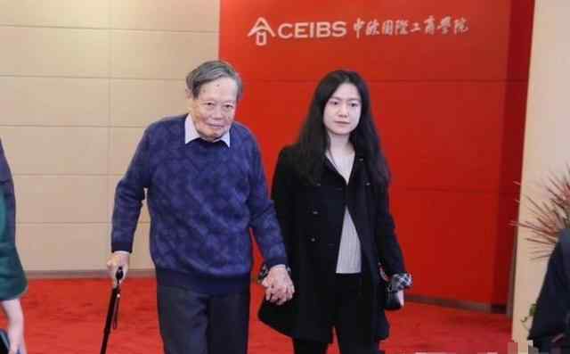 杨振宁能满足翁帆吗 97岁杨振宁和43岁翁帆，年龄没有障碍，懂得知足满足足以