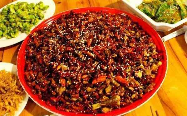歌乐山辣子鸡 歌乐山辣子鸡，重庆江湖菜的“红灯区”