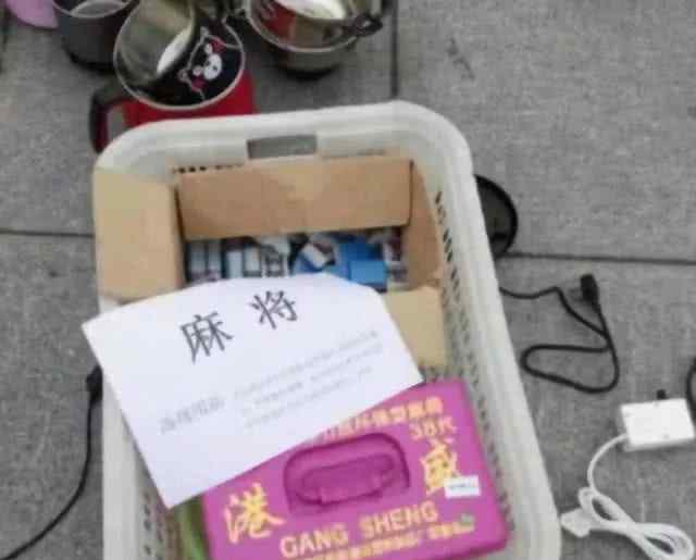 宿舍养鳄鱼 大学宿舍搜出的“奇葩”违禁品，麻将不算啥，居然还有比养鳄鱼更可怕的！