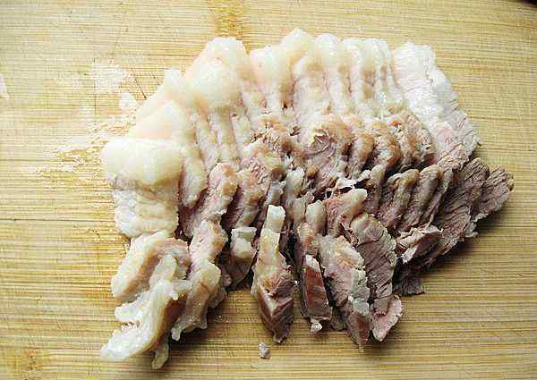 包菜回锅肉 卷心菜回锅肉的做法：这样做口感绝佳，好吃不腻！