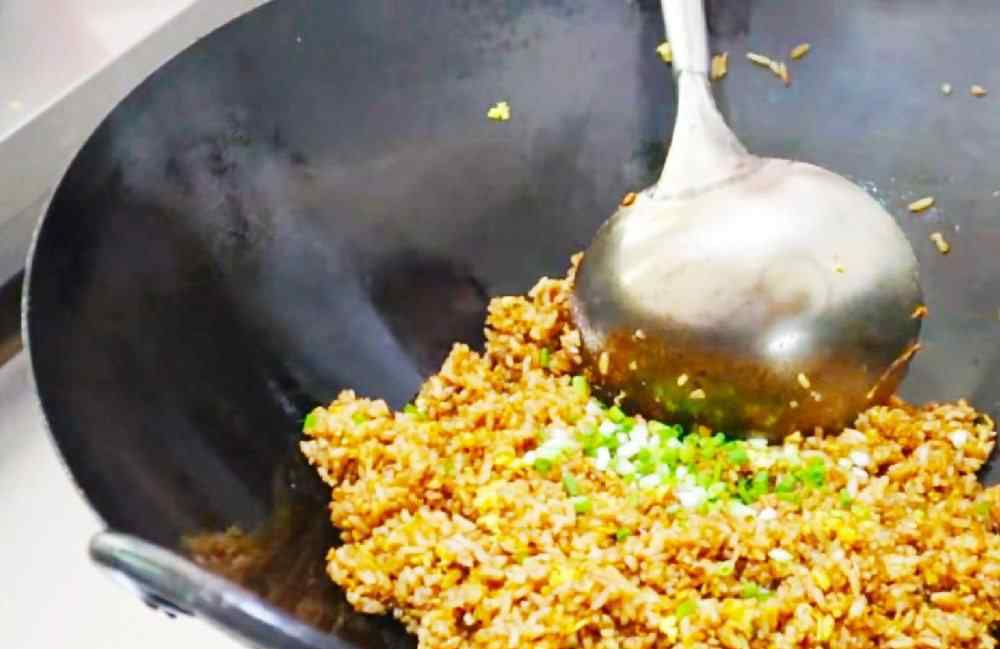 蛋炒饭顺序 蛋炒饭先炒蛋还是饭？厨师长摇摇头：顺序不重要，但记得要加点它