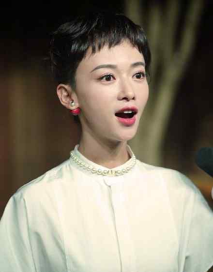 奥黛丽赫本短发 吴谨言短发造型太失败，“狗啃”刘海模仿赫本，头大了不只一个度