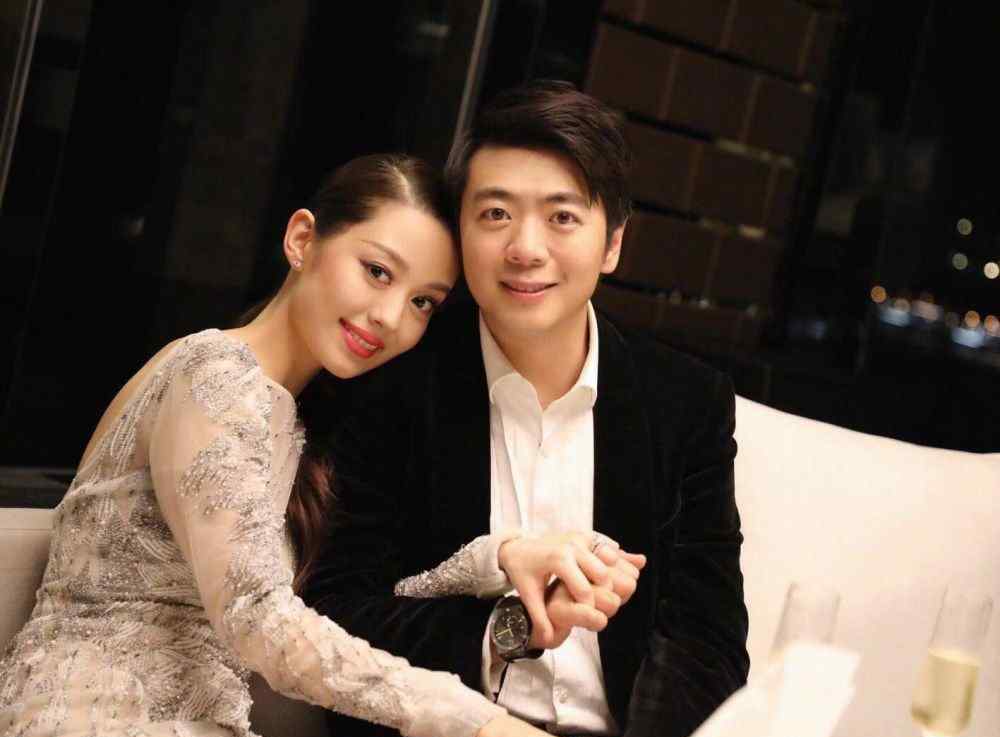 爱情磁铁 有种“甜蜜”叫郎朗和老婆吉娜，他们俩的嘴巴是带磁铁了吗