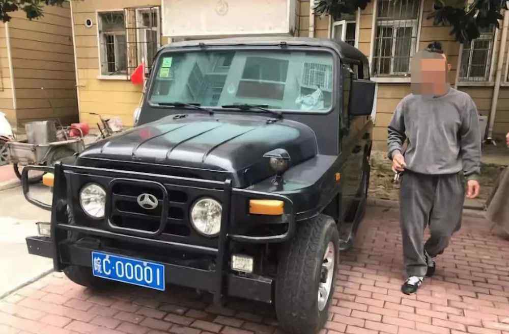 车牌号估价 男子随机选中一个车牌号，估价近54万！