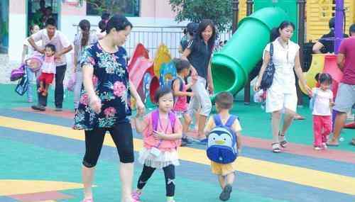 专家建议几岁上幼儿园 育儿专家建议孩子4岁上学，幼师却说3岁合适，真正的原因家长要懂