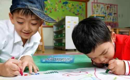 专家建议几岁上幼儿园 育儿专家建议孩子4岁上学，幼师却说3岁合适，真正的原因家长要懂