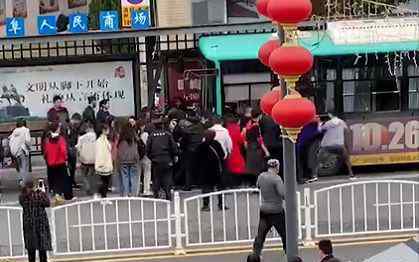 微信11秒吓人视频 突发！一公交车冲上站台，撞向一群候车乘客…5秒监控惊心
