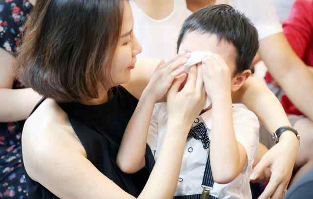 哥每晚都要 兄妹同上一所幼儿园，哥哥每天都要哄妹妹，看见哥哥的举动我酸了
