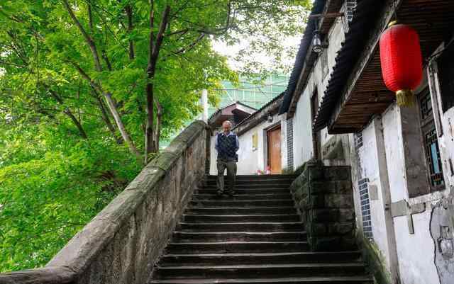 解放碑有什么好吃的 本地人带你玩！重庆解放碑附近都有哪些好玩儿的好吃的？