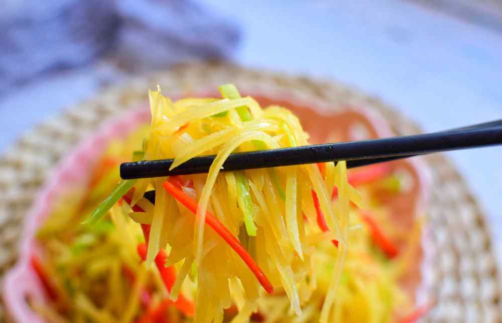 怎么炒土豆丝 炒土豆丝时，直接下锅炒就错了，多加这三步，怎么炒都不粘锅