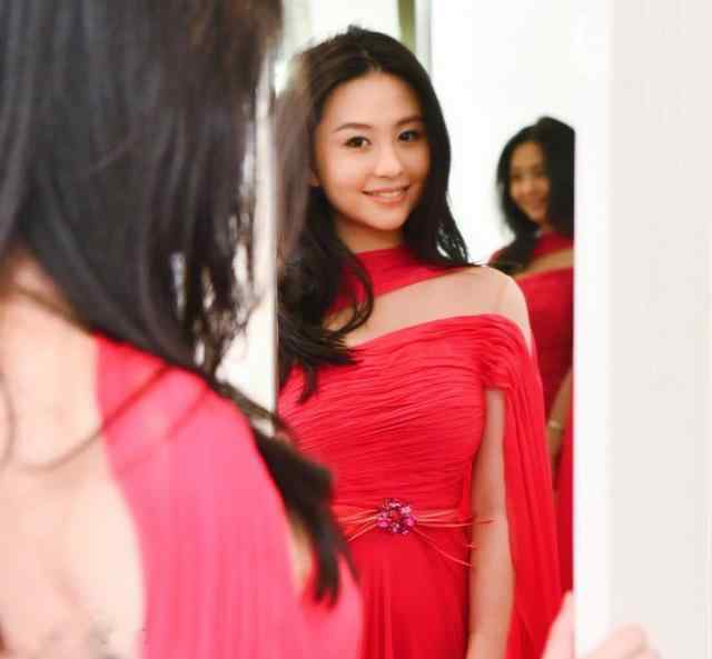 李连杰和利智的女儿 李连杰女儿完美遗传了利智的美貌？恐怕还差很远吧