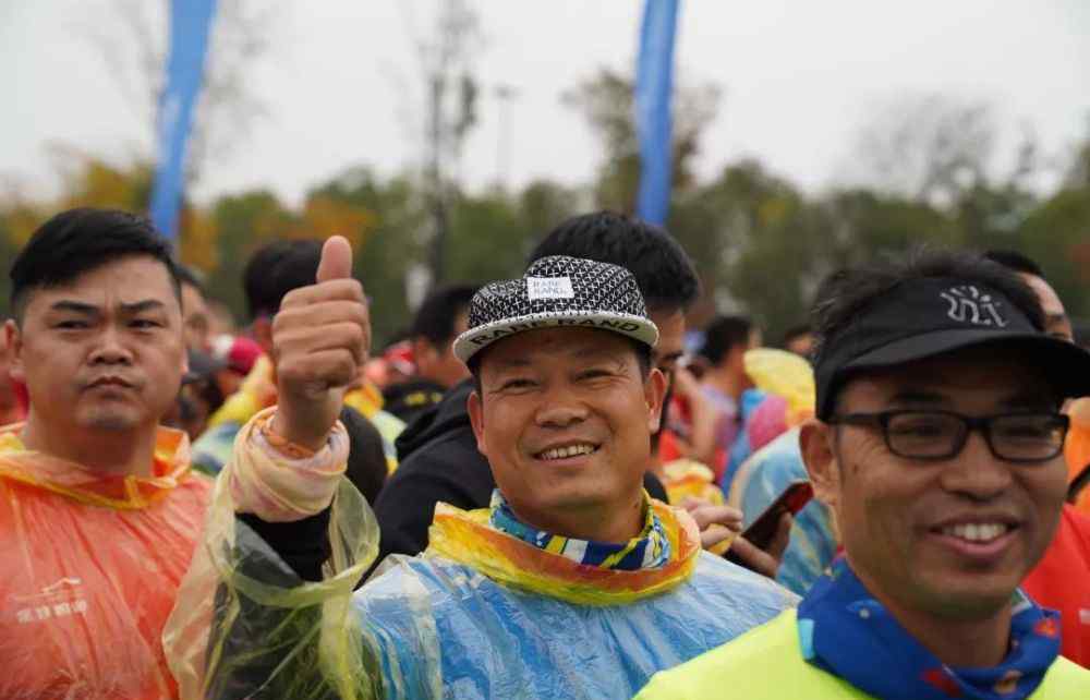 975 5000人开跑2019桐马！冠军1：08：39跑完21.0975公里！