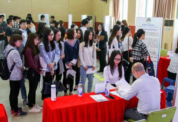 家中添一口打一字 面试官：家中添一口，猜一字？答“豪”字遭淘汰，大专生妙答被录用