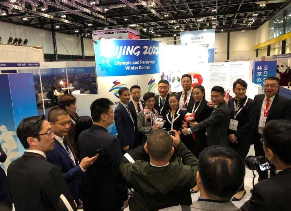 英国奥运会吉祥物 北京冬奥会吉祥物玩具亮相！英国安德鲁王子爱不释手
