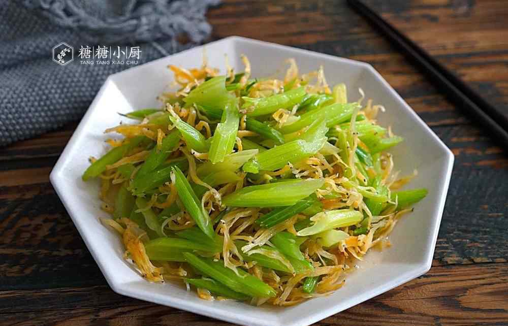银鱼干怎么做好吃 炒银鱼干，有人直接炒，有人泡水时间太长，都错了，这样做才好吃