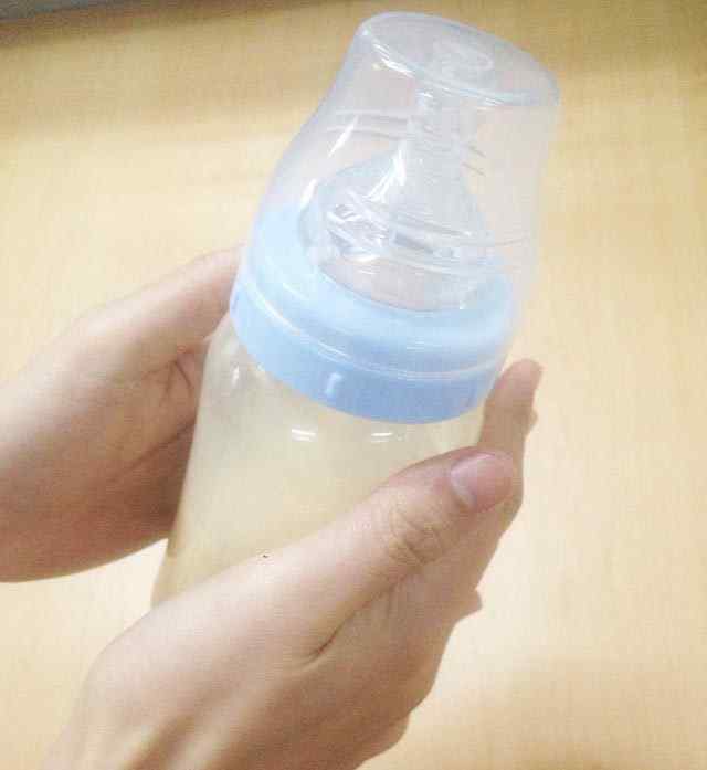 奶粉用100度水冲的危害 你敢说自己冲奶粉的姿势100%正确吗？