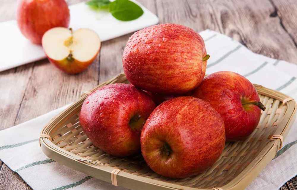空腹吃苹果 空腹吃苹果会损伤肠胃？
