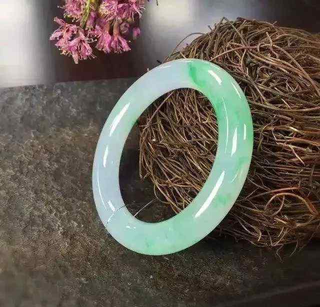 翡翠手镯的保养 我们应该怎样正确地保养翡翠手镯呢？