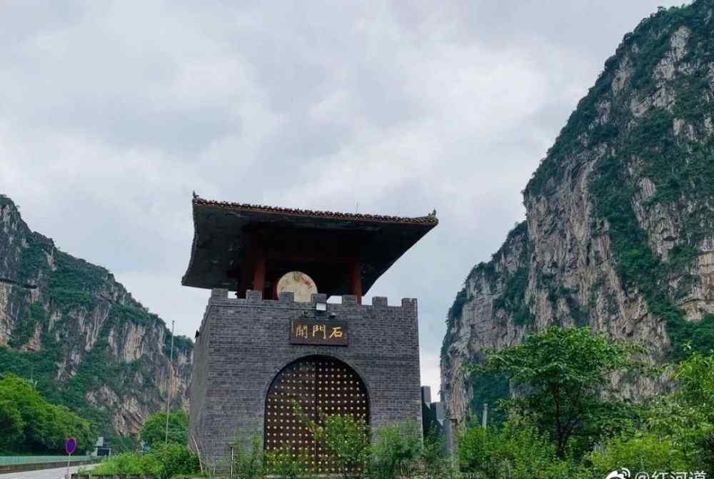 悬棺图片 悬棺、雄关、古镇……中国最窄的县城火了